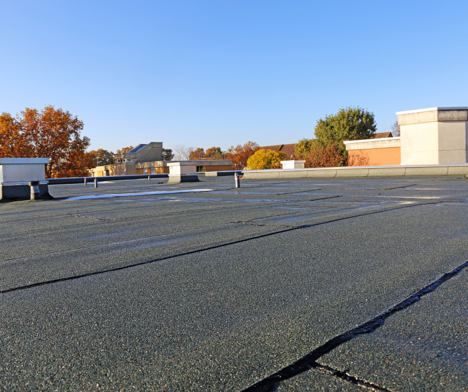 Toiture plate en EPDM, roofing bitumineux ou PVC