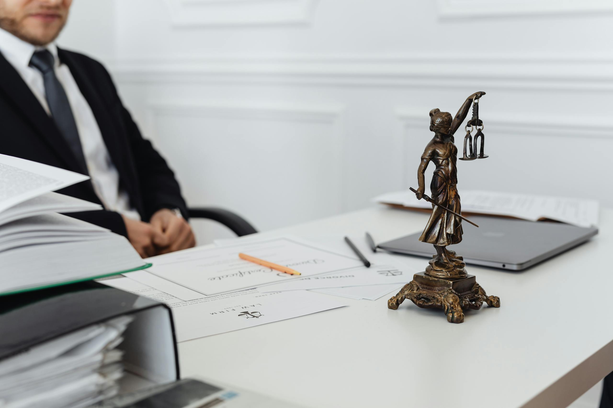 Litige avec un toiturier en Belgique : recours et médiation