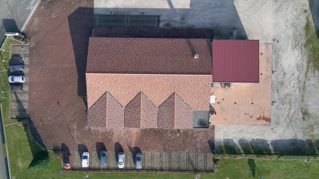 Charpente de toiture en bois qui craque dans une maison belge