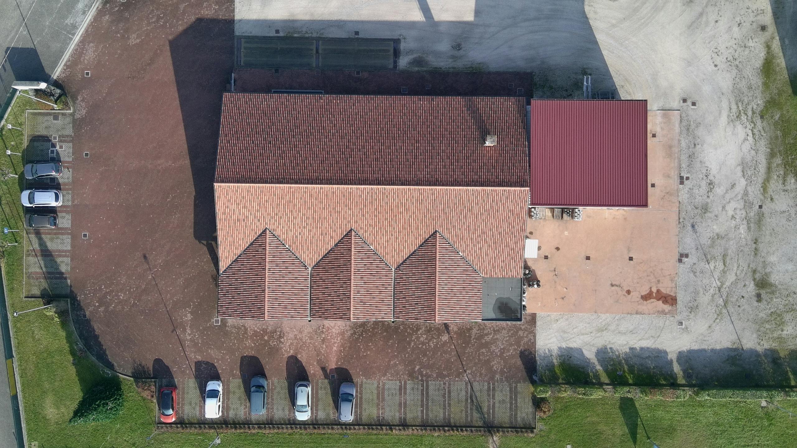 Charpente de toiture en bois qui craque dans une maison belge