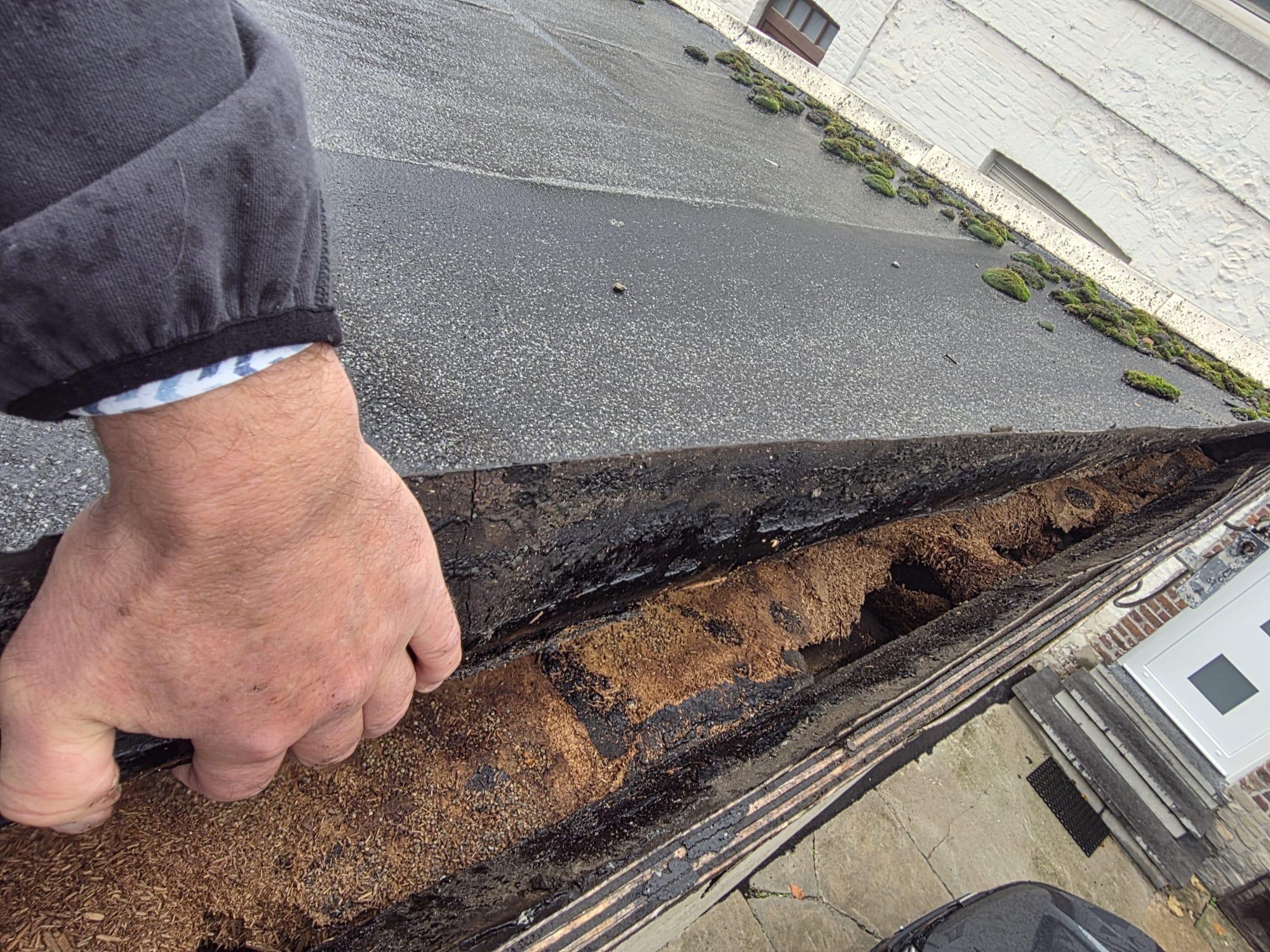 Roofing fissuré : faut-il remplacer ou réparer ?