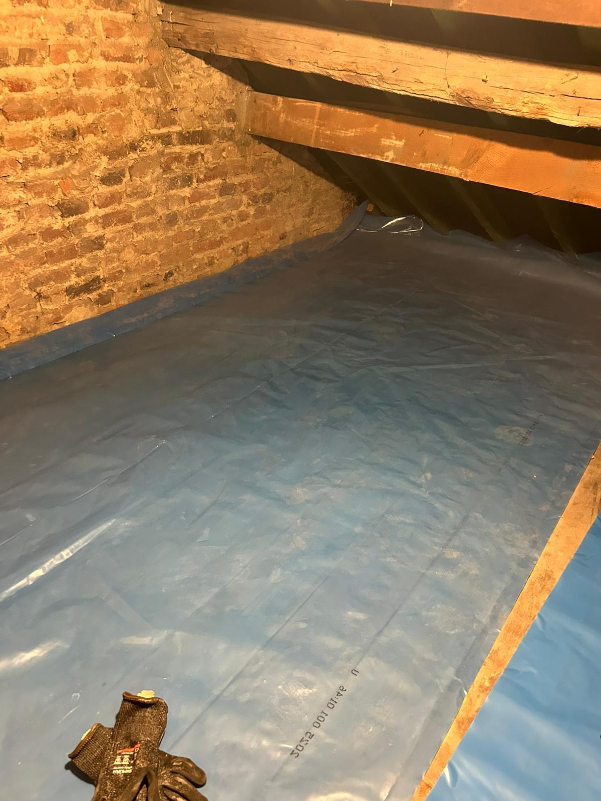 Condensation et humidité dans le grenier d’une maison belge