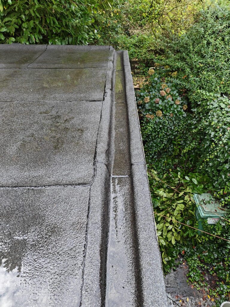 Nettoyage de gouttières d’une toiture en Belgique