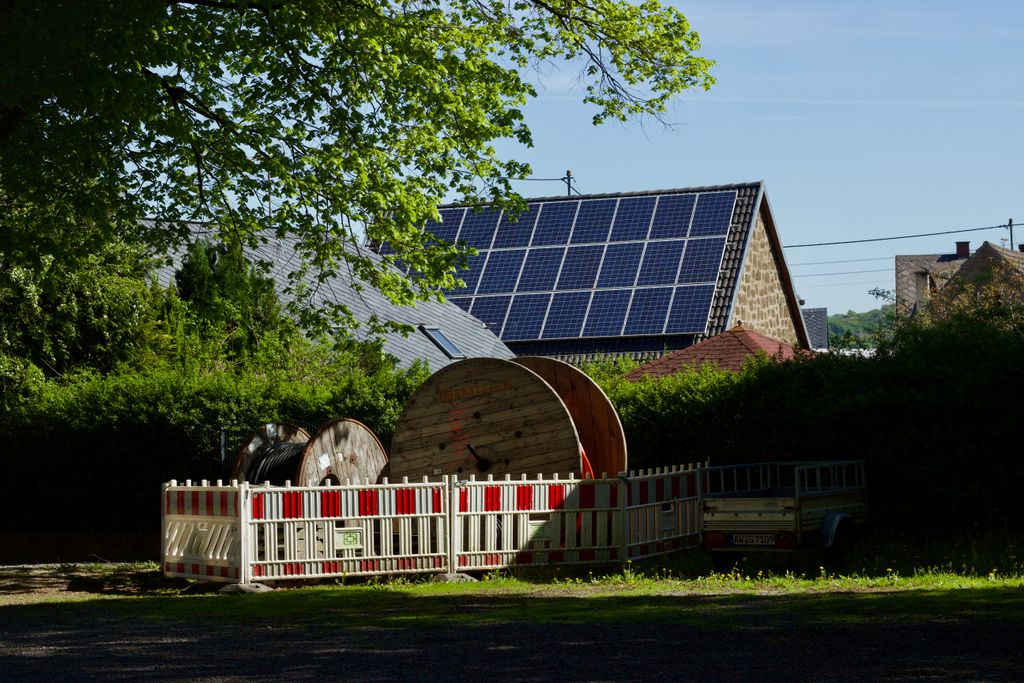 Panneaux solaires installés sur une toiture en pente en Belgique