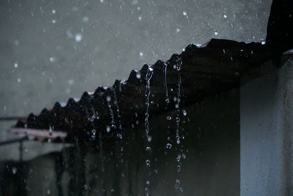 Dégâts d’inondation par la toiture dans une maison belge