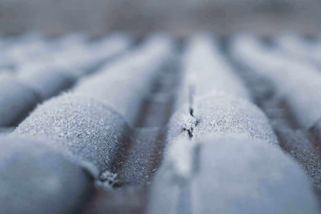 Toiture couverte de neige en hiver belge