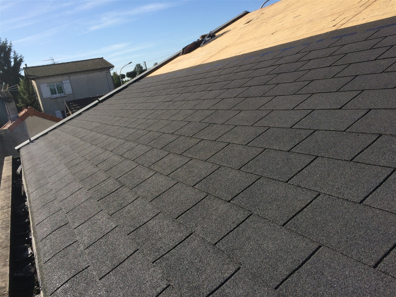 Toiture en bardeaux bitumés (shingles) noirs sur maison belge