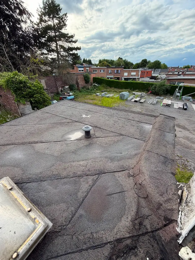 Toiture ancienne belge en cours de rénovation par un couvreur qualifié