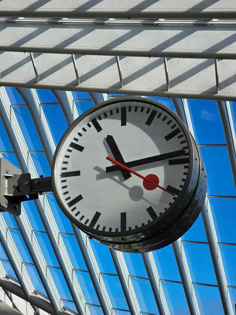 Horloge de gare de Liège-Guillemins symbolisant la durée d’un chantier de toiture