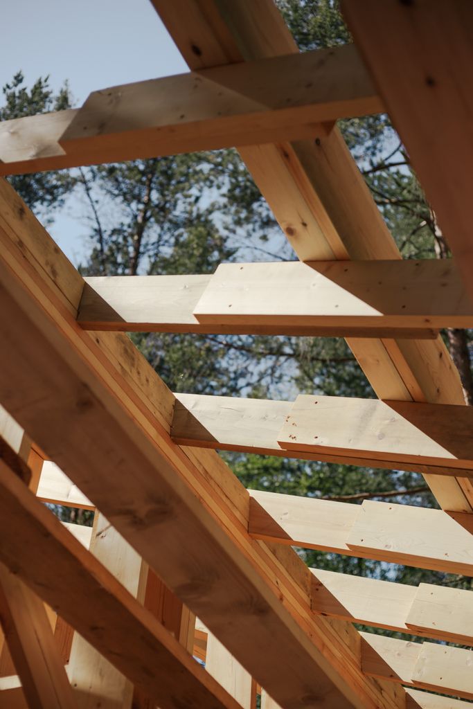 Charpente en ossature bois pour toiture d’une maison en construction en Belgique