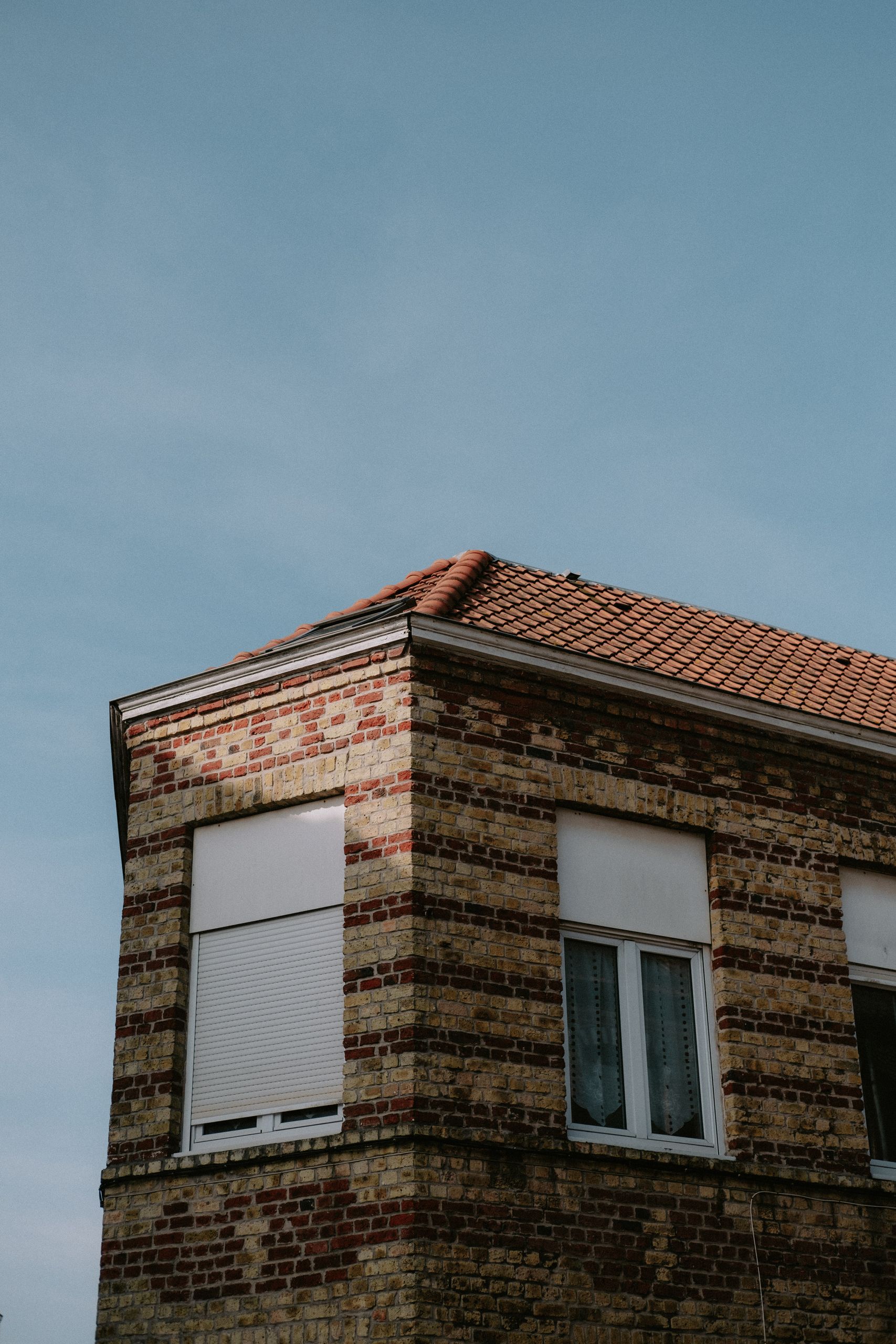 Chantier de rénovation de toiture en briques rouges belge en cours